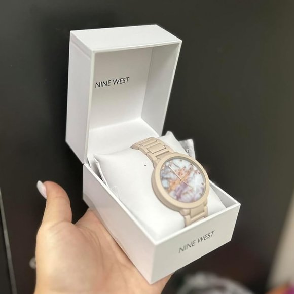 Women's Quartz Not Water Resistant Rubberized Bracelet Watch - Picture 6 of 6